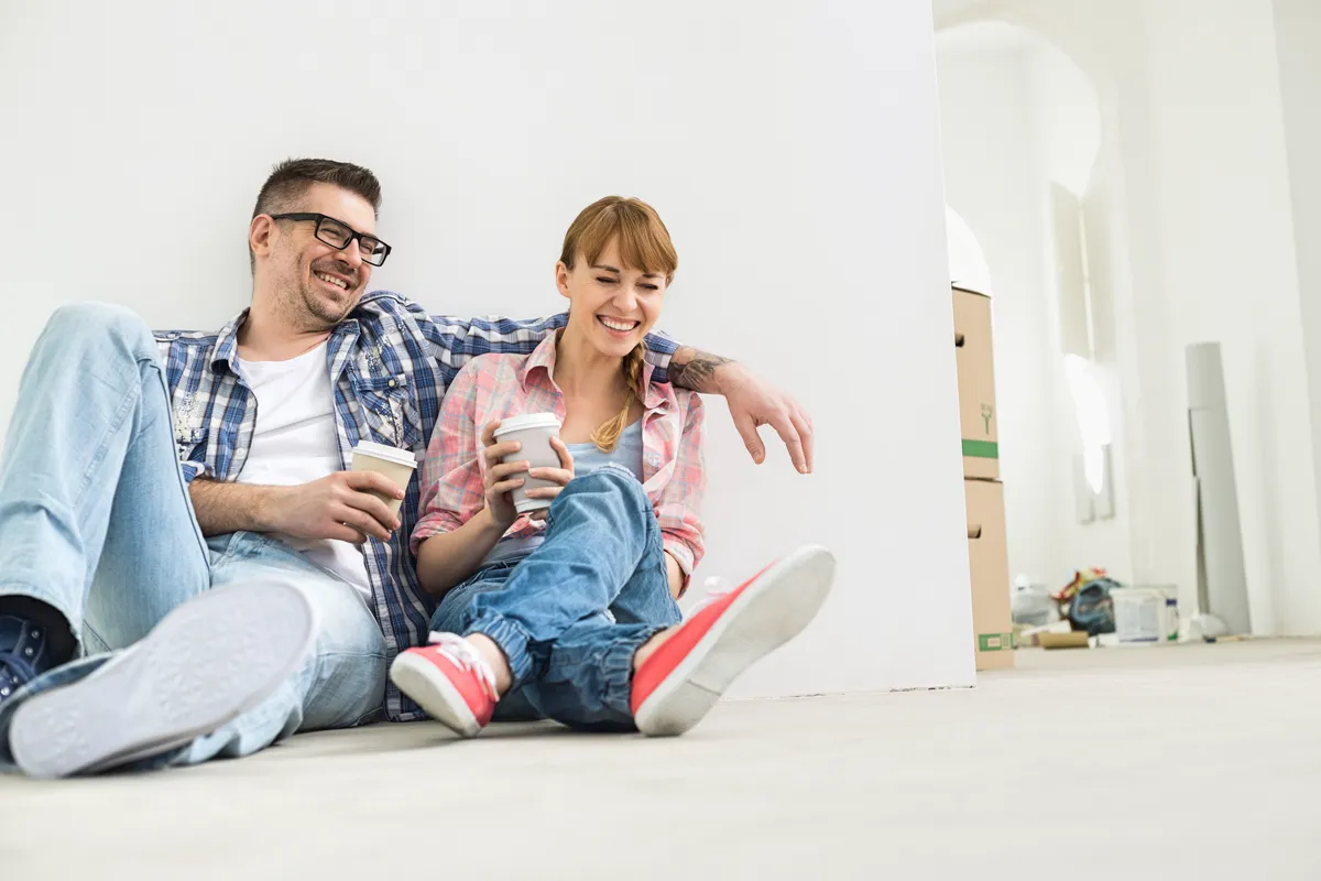 Pareja feliz en su nueva casa