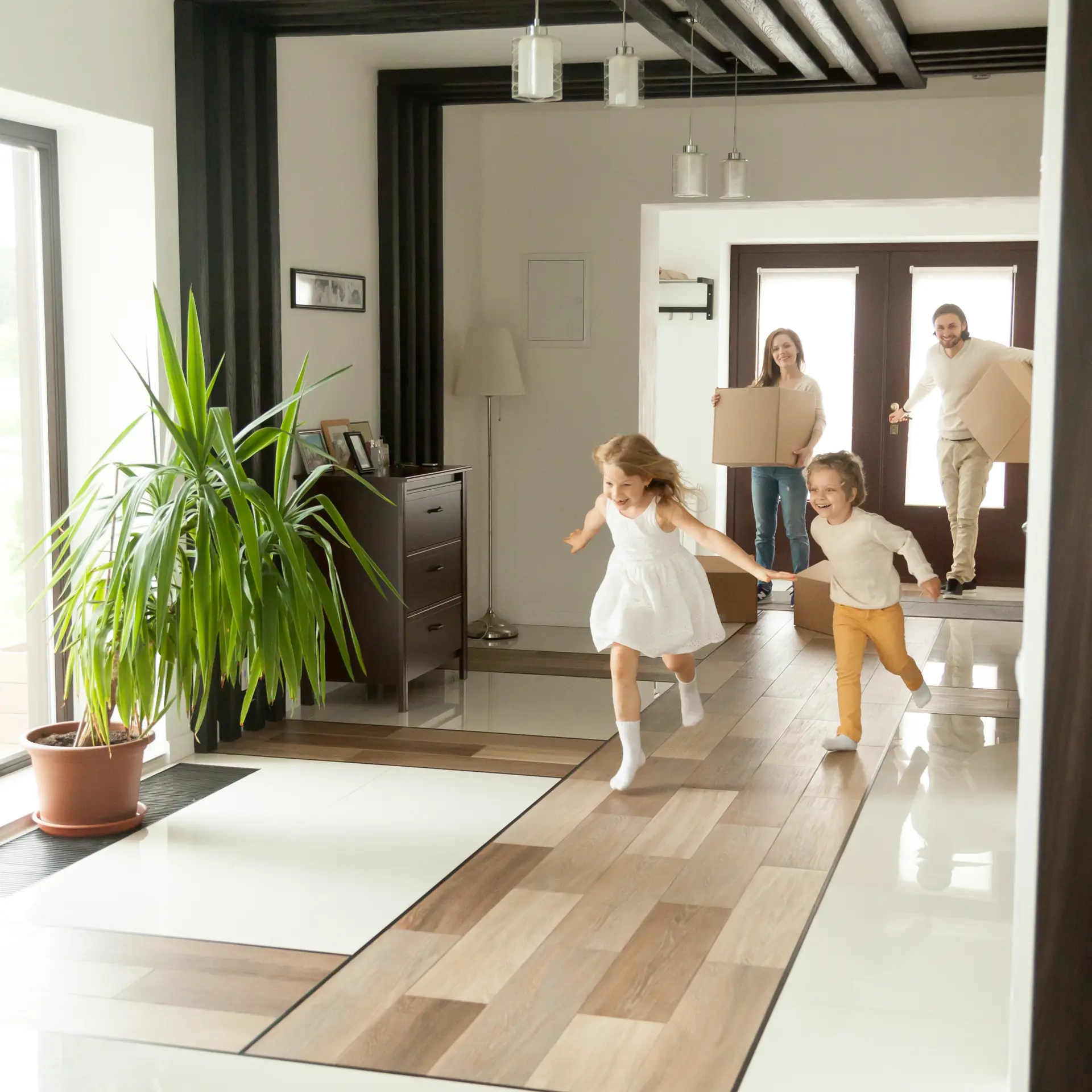 Familia feliz con su nueva vivienda